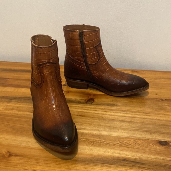 NWT Frye Billy Inside Zip Ankle Boot in Tan Croc Size 6 - Picture 11 of 16
